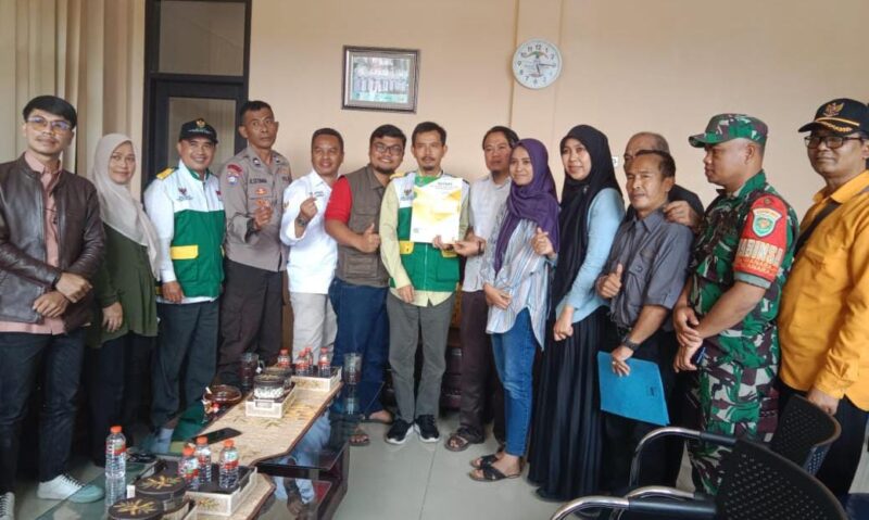 PENA GARUT-Forkopincam Wanaraja dan Badan Amil Zakat Nasional (BAZNAS) Kabupaten Garut, menyerahkan bantuan sosial kepada orang Tua siswa SD guna melunasi tunggakan BPJS untuk melanjutkan operasi.acara tersebut dilakukan di ruang kantor kecamatan Wanaraja, Selasa (07/02/2023).
