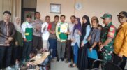 PENA GARUT-Forkopincam Wanaraja dan Badan Amil Zakat Nasional (BAZNAS) Kabupaten Garut, menyerahkan bantuan sosial kepada orang Tua siswa SD guna melunasi tunggakan BPJS untuk melanjutkan operasi.acara tersebut dilakukan di ruang kantor kecamatan Wanaraja, Selasa (07/02/2023).