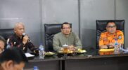 Wakil Bupati Garut, dr. Helmi Budiman memimpin Rapat Koordinasi Penetapan Status Bencana Gempa Bumi di Kabupaten Garut, berlangsung di Kantor BPBD Garut, Jalan Terusan Pahlawan, Kecamatan Tarogong Kidul, Kabupaten Garut, Kamis malam (2/2/2023). (Foto: Yogi Budiman/ Diskominfo Garut)