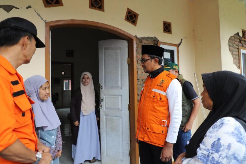 Wakil Bupati Garut, dr. Helmi Budiman meninjau kondisi rumah warga terdampak bencana gempabumi di Kecamatan Pasirwangi, Kabupaten Garut, Sabtu (4/2/2023). (Foto: Yogi Budiman/ Diskominfo Garut)