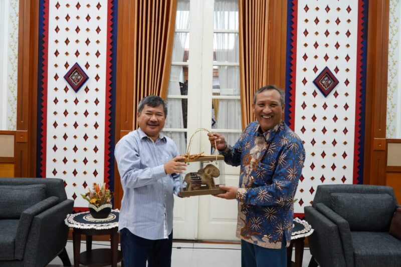 Bupati Garut, Rudy Gunawan, menerima kunjungan kerja (kunker) Direktur PT Perkebunan Nusantara (PTPN) VIII, Didik Prasetyo beserta rombongan, di Ruang Pamengkang, Kecamatan Garut Kota, Kabupaten Garut, Jum'at (10/2/2023). (Foto : Deni Seftiana/Diskominfo Garut).