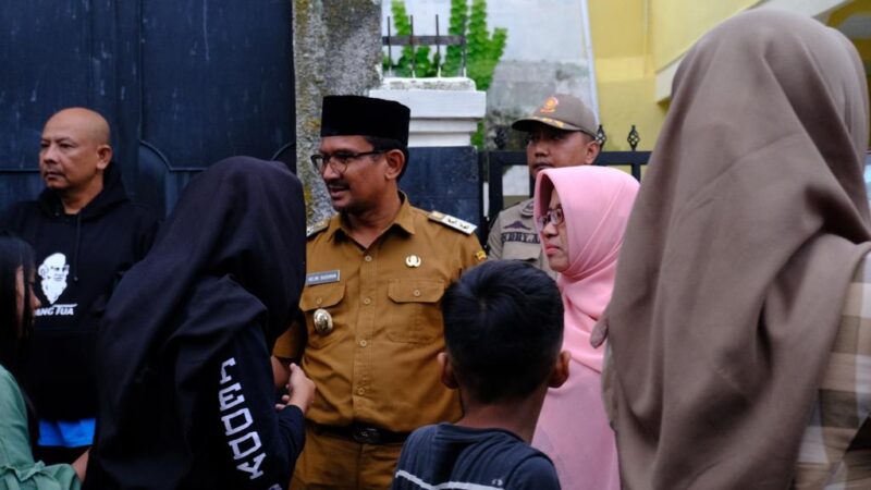 Suasana haru pilu menyambut kedatangan siswa-siswi _studytour_ SMPN 3 Garut yang berlangsung di area SMPN 3 Garut, Jalan Ahmad Yani, Kecamatan Garut Kota, Kabupaten Garut, Senin (13/2/2023). (Foto: Sofyan Fauzi/ Yogi Budiman/ Nindi Nurdiyanti/ Diskominfo Garut)