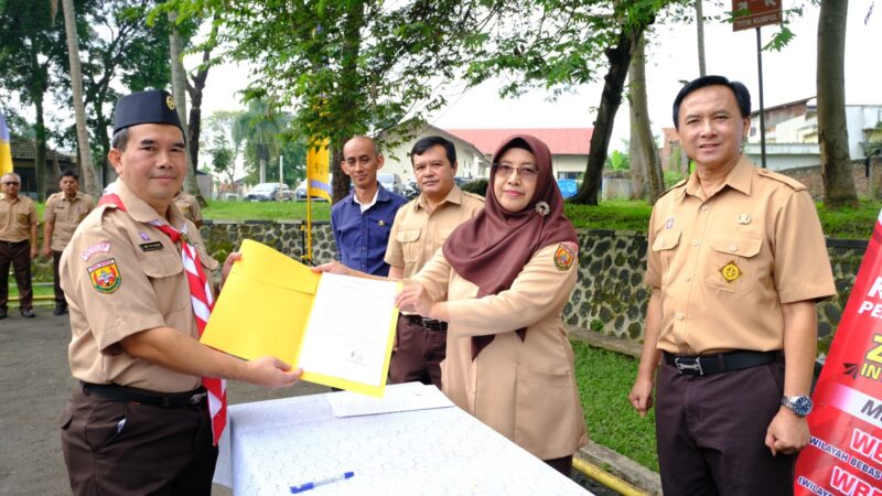 Pelaksanaan Deklarasi Zona Integritas menuju Wilayah Bebas Korupsi dan Wilayah Birokrasi Bersih dan Melayani (WBBM) lingkup Dinas PUPR Garut, dilaksanakan di Kantor Dinas PUPR Garut, Jalan Raya Samarang, Kecamatan Tarogong Kidul, Kabupaten Garut, Selasa (14/2/2023). (Foto : Anggana Mulia Karsa & M. Azi Zulhakim/Diskominfo Garut).
