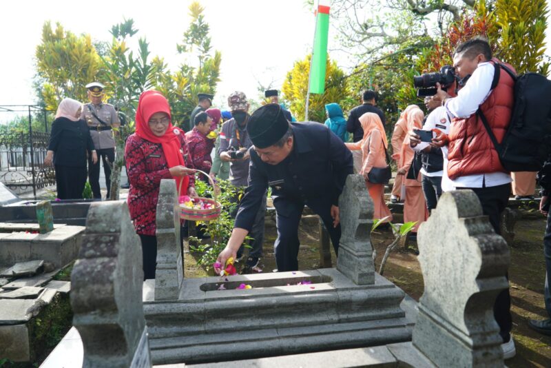 Bupati Garut Rudy Gunawan melakukan ziarah ke makam Bupati Garut pertama, yaitu R.A.A Adiwijaya, yang bertempat di TPU Cipeujeuh, Jalan Cimanuk No.73, Paminggir, Kecamatan Garut Kota, Kabupaten Garut, Rabu (15/02/2023).  (Foto: Rahmatillah Ramadhani/ Deni Seftiana/ Diskominfo Garut)
