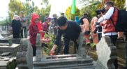 Bupati Garut Rudy Gunawan melakukan ziarah ke makam Bupati Garut pertama, yaitu R.A.A Adiwijaya, yang bertempat di TPU Cipeujeuh, Jalan Cimanuk No.73, Paminggir, Kecamatan Garut Kota, Kabupaten Garut, Rabu (15/02/2023). (Foto: Rahmatillah Ramadhani/ Deni Seftiana/ Diskominfo Garut)