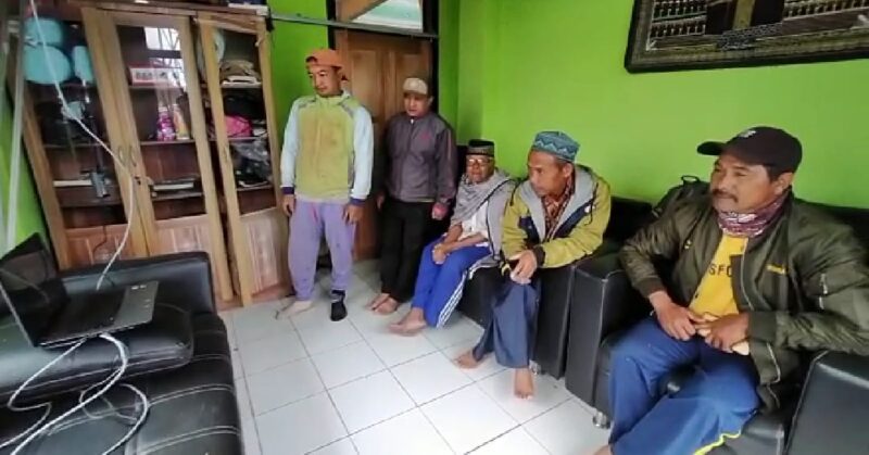 Dua pria warga kampung Stamplat saat menonton _livestreaming_ Upacara Peringatan Hari Jadi Kabupaten Garut ke-210 di Channel Youtube Garutkab TV, dan tangkapan layar wawancara Garutkab TV dengan Kadiskominfo dan Kades Panawa, Kamis (16/2/2023). (Foto : Dok. Diskominfo Garut).