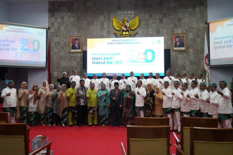 Bupati Garut, Rudy Gunawan menghadiri Rapat Paripurna DPRD Kabupaten Garut Masa Sidang I Tahun Sidang 2023 dalam rangka memperingati Hari Jadi ke-210 Kabupaten Garut Tahun 2023 yang dilaksanakan di Ruang Rapat Paripurna DPRD Garut, Jalan Patriot, Kecamatan Tarogong Kidul, Kabupaten Garut, Kamis (16/2/2023). (Foto: Anggana Mulia/ Deni Seftiana/ Diskominfo Garut)
