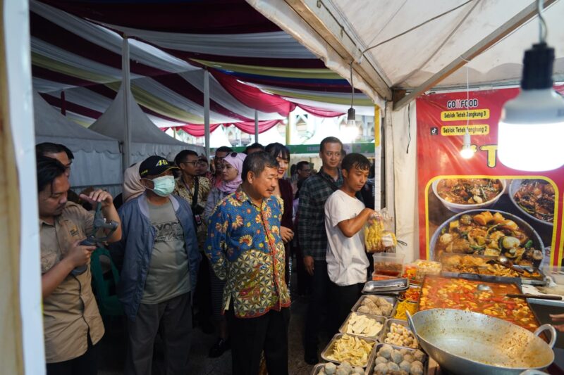 Bupati Garut, Rudy Gunawan membuka secara resmi Garut Creative Fair, di Halaman Alun-alun Garut, Kecamatan Garut Kota, Kabupaten Garut, Sabtu (18/2/2023). (Foto: Deni Seftiana/ Anggana Mulia/ Moch Ahdiansyah/ Diskominfo Garut)