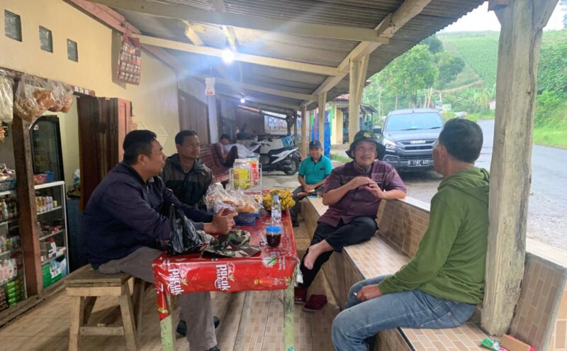 PENA GARUT- (20/02/2023) | Perhutani Kesatuan Pemangkuan Hutan (KPH) Garut bersama Lembaga Masyarakat Desa Hutan (LMDH) Sawargi lakukan Pembahasan terkait asal muasal Situ Cibeureum yang berletak di Petak 21 C Bagian Kesatuan Pemangkuan (BKPH) Leles Resort Pemangkuan Hutan (RPH) Tarogong, konon banyak mistis yang terkait dengan hal yang positif di Lingkup wisata Alam Situ Cibeureum desa Sukakarya Kecamatan Samarang Garut. Senin (20/02).