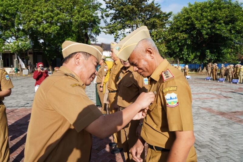 Bupati Garut, Rudy Gunawan, menyematkan Tanda Kehormatan Satyalencana Karya Satya 30 Tahun kepada Sekda Garut, Nurdin Yana, pada pelaksanaan Apel Gabungan yang dilaksanakan di Lapangan Setda Garut, Jalan Pembangunan, Kecamatan Tarogong Kidul, Kabupaten Garut, Senin (20/2/2023). (Foto : Deni Seftiana, Febri Noptageri, dan Rahmatillah Ramadhani/Diskominfo Garut).