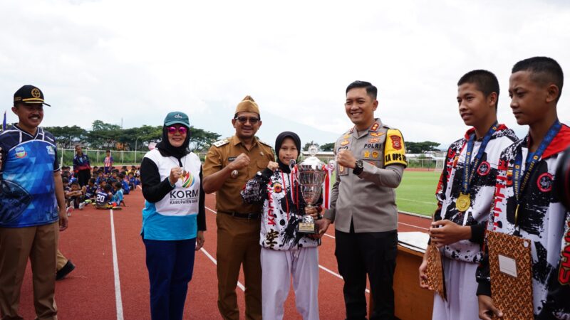 Wakil Bupati Garut, dr. Helmi Budiman membuka secara resmi Pekan Olahraga dalam rangka Hari Jadi Garut ke-210, yang digelar oleh Dinas Pemuda Olahraga (Dispora) Kabupaten Garut di Sarana Olahraga (SOR) RAA Adiwijaya, Jalan Proklamasi, Kecamatan Tarogong Kidul, Kabupaten Garut, Senin (20/2/2023).  (Foto: Moch Ahdiansyah/ Ilham Kautsar Prawira/ Diskominfo Garut)