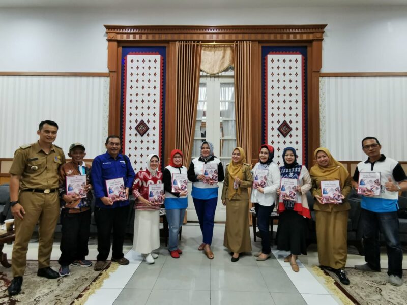 Ketua Dekranasda Kabupaten Garut memimpin Rapat Kerja Pengurus Dekranasda, di Ruang Rapat Pamengkang Pendopo Garut, Senin (20/2/2023). (Foto : Yan AS/Diskominfo Garut)