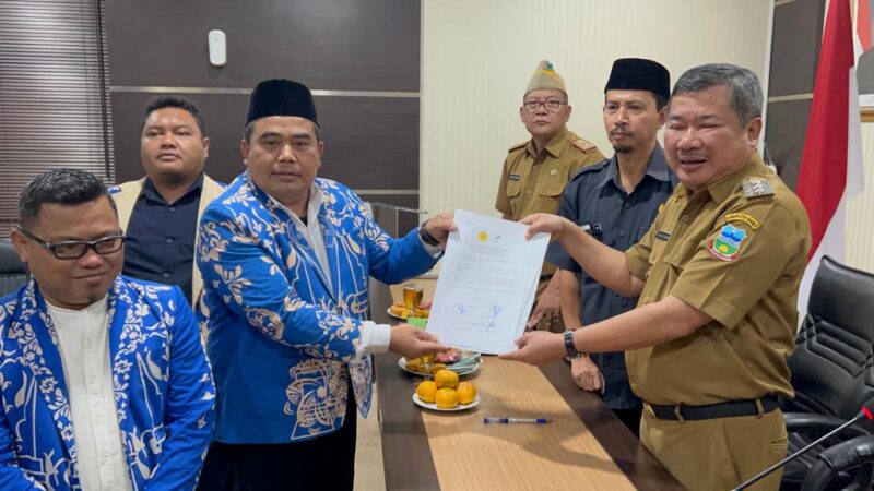 Bupati Garut, Rudy Gunawan melakukan penandatanganan MoU terkait pembayaran zakat dari Pegawai Pemerintah dengan Perjanjian Kerja (PPPK) Guru dan YEnaga Kesehatan di Lingkungan Pemerintah Kabupaten (Pemkab) Garut, bertempat di Ruang Rapat Setda Kabupaten Garut, Kecamatan Garut Kota, Kabupaten Garut, Senin (20/02/2023). (Foto: Deni Seftiana/ Diskominfo Garut)