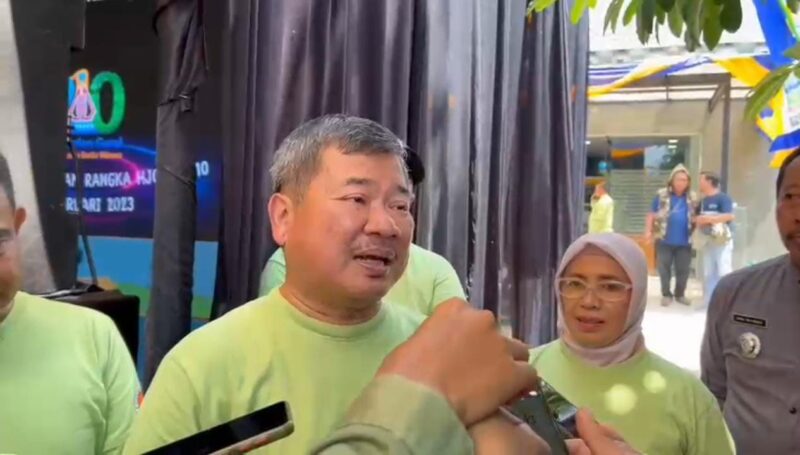 Bupati Garut, Rudy Gunawan, memberikan keterangan terkait kasus difteri seusai mengikuti acara HPSN Tahun 2023 Tingkat Kabupaten Garut, di Kantor DLH Garut, Jalan Terusan Pahlawan, Kecamatan Tarogong Kidul, Kabupaten Garut, Selasa (21/2/2023). (Foto : Deni Seftiana/Diskominfo Garut).