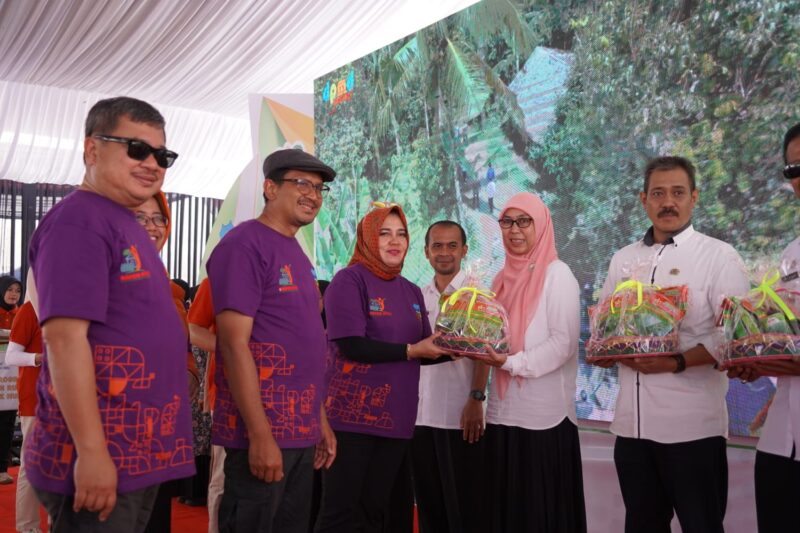 Bupati Garut, Rudy Gunawan me-_launching_ secara resmi Program Halaman Bermanfaat Terpadu (Harum Madu) yang dilaksanakan di Desa Girimukti, Kecamatan Singajaya, Kabupaten Garut, Rabu (22/2/2023). (Foto: Deni Seftiana/ Diskominfo Garut)