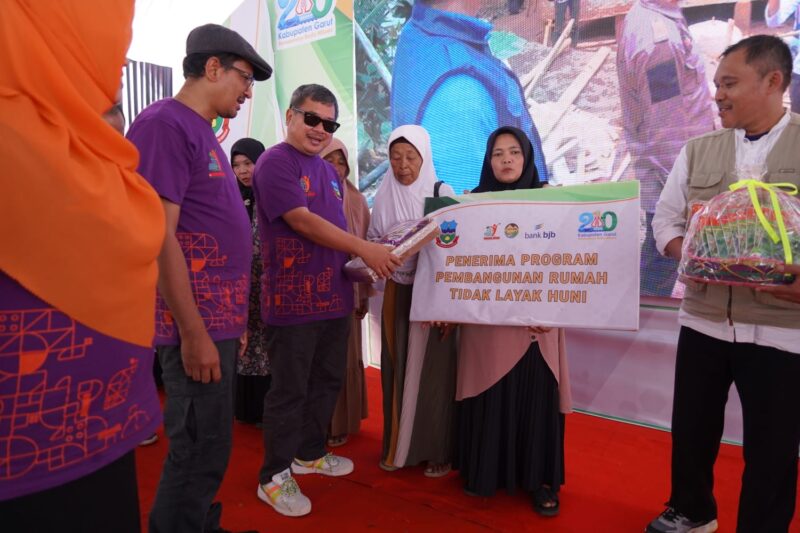 Bupati Garut, Rudy Gunawan meresmikan pemberian bantuan rumah tidak layak huni (rutilahu) serta mengenalkan program Pajero dalam kegiatan _launching_ program Halaman Bermanfaat Terpadu (Harum Madu) di Desa Girimukti, Kecamatan Singajaya, Kabupaten Garut, Rabu (22/2/2023). (Foto: Deni Seftiana/ Diskominfo Garut)