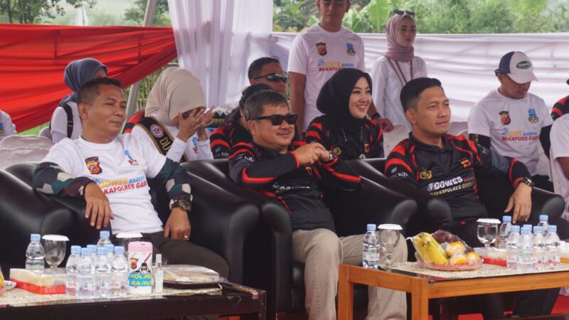 Bupati Garut, Rudy Gunawan beserta Kapolres Garut, AKBP Rio Wahyu Anggoro, melepas peserta Gowes bersama Kapolres Garut yang dilaksanakan di Jalan Ibrahim Adjie, Kecamatan Tarogong Kidul, Kabupaten Garut, Sabtu (25/2/2023). (Foto : M. Azi Zulhakim/Diskominfo Garut).