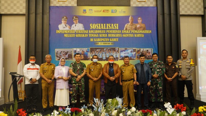 Pelaksanaan Sosialisasi Penempatan dan Perlindungan Tenaga Kerja Indonesia di Luar Negeri melalui Gentra Karya di Kabupaten Garut yang dilaksanakan di Ballroom Hotel Harmoni, Jalan Cipanas Baru, Kecamatan Tarogong Kaler, Kabupaten Garut, Senin (27/2/2023).  (Foto: Deni Seftiana/ Muhamad Azi Zulhakim/ Diskominfo Garut)