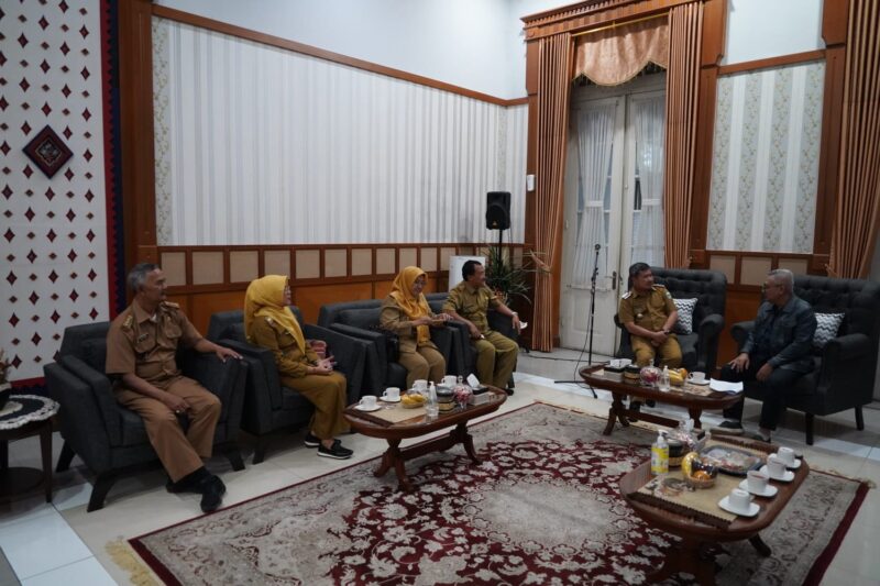 Bupati Garut, Rudy Gunawan, menerima kunjungan kerja Deputi bidang UKM Kemenkop UKM RI, Hanung Harimba Rachman, di Ruang Pamengkang, Kecamatan Garut Kota, Kabupaten Garut, Senin (27/2/2023). (Foto : Deni Seftiana/Diskominfo Garut).