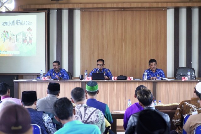 Pelaksanaan Sosialisasi Pilkades Serentak Tahun 2023 yang dilaksanakan di Aula Kecamatan Malangbong, Kabupaten Garut, Selasa (17/1/2023). (Foto : M. Sofyan Fauzi & M. Ahdiansyah/Diskominfo Garut).