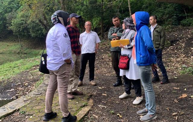 PENA GARUT-(03/02/2023) Perhutani Kesatuan Pemangkuan Hutan (KPH) Garut bersama PT Panorama Lakukan Peninjauan terkait rencana Kerjasama untuk Wisata Alam Situ Cibereum, acara terebut berada di Lokasi Resort Pemangkuan Hutan (RPH) Tarogong, Bagian Kesatuan Pemangkuan Hutan (BKPH) Leles, Jumat (03/02).
