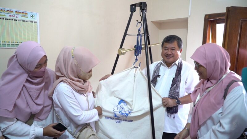 Bupati Garut, Rudy Gunawan, meninjau secara langsung Posyandu Prima Melati II yang bertempat di RW 14, Kelurahan Sukamenteri, Kecamatan Garut Kota, Kabupaten Garut, Rabu (1/3/2023). (Foto : Deni Seftiana & M. Azi Zulhakim/Diskominfo Garut).