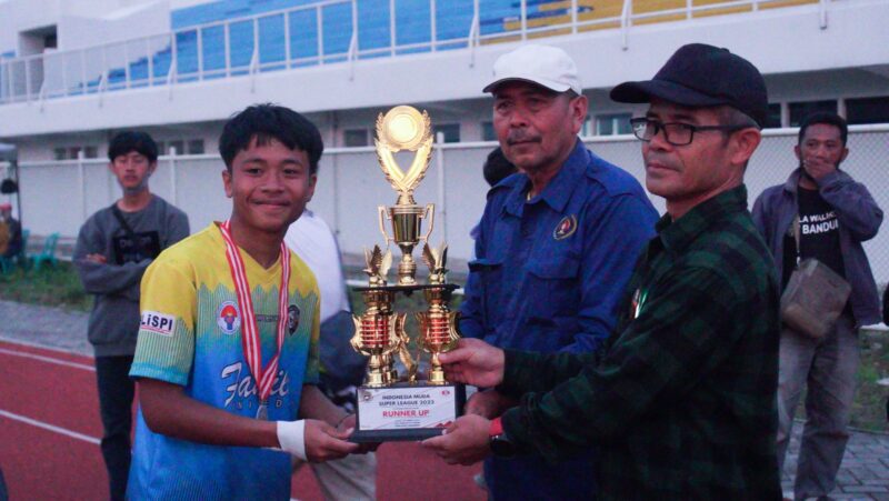 Beberapa aksi dalam pertandingan Family United versus SMK Al Huda Tasikmalaya yang dilaksanakan di Stadion R.A.A Adiwijaya, Kecamatan Tarogong Kidul, Kabupaten Garut, Minggu (5/3/2023). (Foto : Febri Noptageri, Moch. Ahdiansyah, & M. Azi Zulhakim/Diskominfo Garut).