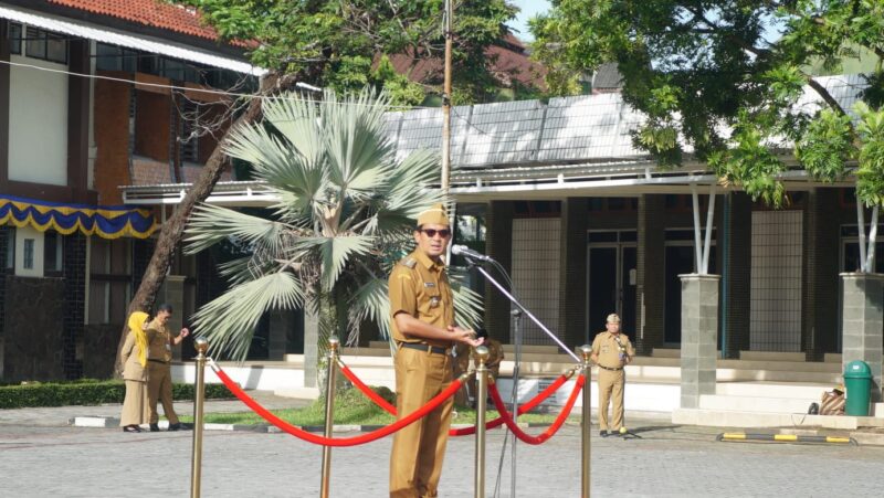 Wakil Bupati Garut, dr. Helmi Budiman memimpin apel gabungan terbatas yang dilaksanakan di Lapangan Sekretariat Daerah (Setda), Jalan Pembangunan, Kecamatan Tarogong Kidul, Kabupaten Garut, Senin (6/3/2023). (Foto: Anggana Mulia/ Deni Seftiana/ Diskominfo Garut)
