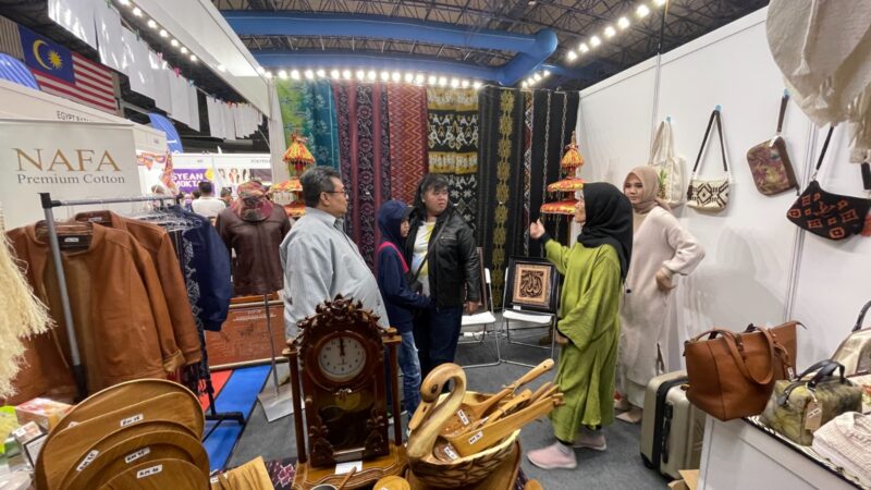Beberapa pengunjung Nusantara Music dan Johor Food Festival 2023 mengunjungi _stand_ Kabupaten Garut yang berisi produk kerajinan akar wangi hingga kulit, Jum'at-Minggu (3-5/03/2023). (Foto : Dok. Disperindag ESDM Garut).