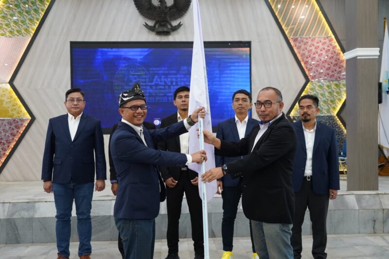 Bupati Garut, Rudy Gunawan menghadiri acara Pelantikan Pengurus Asosiasi Persatuan Sepak bola Seluruh Indonesia (PSSI) Kabupaten Garut, yang bertempat di Gedung Pendopo Garut, Kecamatan Garut Kota, Kabupaten Garut, Rabu (8/3/2023). (Foto: Deni Seftiana/ Diskominfo Garut)