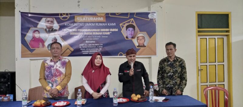 PENA GARUT - UMKM Rumah Kami mengadakan pertemuan dengan para pelaku Usaha Mikro Kecil dan Menengah (UMKM) di Kabupaten Garut. Kegiatan Silaturahmi Komunitas UMKM Rumah Kami bertema ”Strategi Pengembangan Bisnis UMKM bersama UMKM Rumah Kami, diisi oleh narasumber : AKBP. Drs. Ade Najmulloh, Hj. Yayah Rokayah, S.Kom, Irwan hendarsyah, S.Kom, Dadang Budiwan, ST, Harry Agustian, SS.