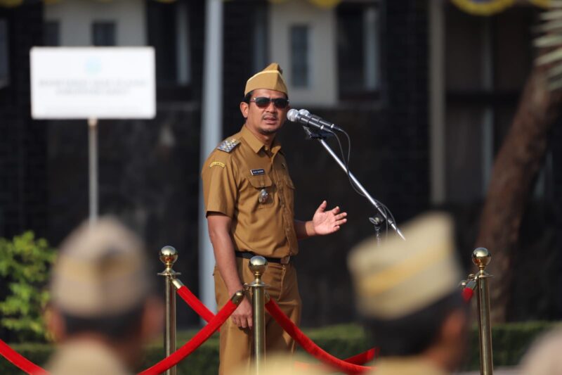 Wakil Bupati Garut, dr. Helmi Budiman, memimpin Apel Gabungan yang dilaksanakan di Lapangan Sekretariat Daerah (Setda) Garut, Jalan Pembangunan, Kecamatan Tarogong Kidul, Kabupaten Garut, Senin (20/03/2023). (Foto : Moch. Ahdiansyah, Bagus Syah Putra, dan Yogi Budiman/Diskominfo Garut).