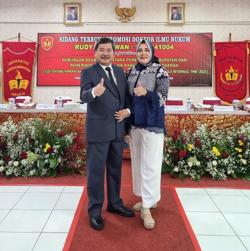 Bupati Garut, Rudy Gunawan, melaksanakan Ujian Disertasi Terbuka di Aila Prof. Oemar Seno Adji, Fakultas Hukum, Universitas Krisnadwipayana, Kota Bekasi, Senin (20/03/2023). (Foto : Deni Seftiana/Diskominfo Garut & Dok. Pribadi).