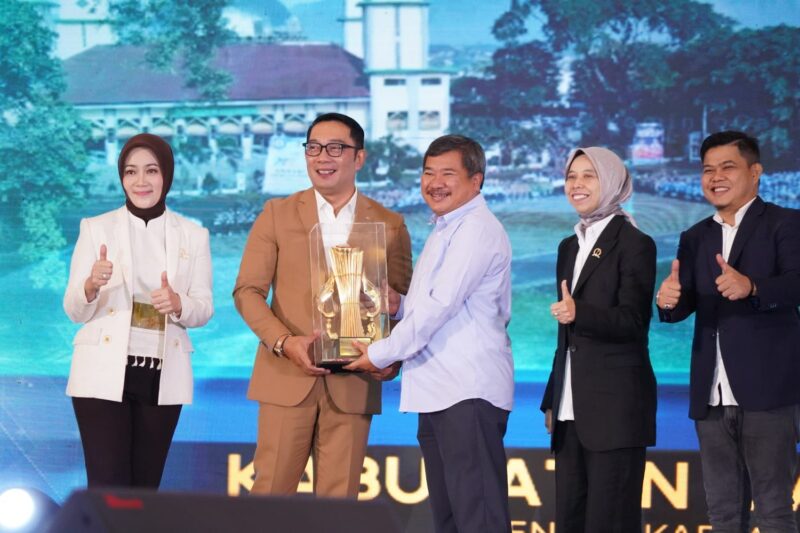 Bupati Garut, Rudy Gunawan menerima penghargaan PPD Tahun 2023 dalam acara puncak Musyawarah Perencanaan Pembangunan (Musrenbang) Penyusunan Rencana Kerja Pemerintah Daerah (RKPD) Provinsi Jawa Barat Tahun 2024, di Ballroom The Trans Luxury Hotel, Kota Bandung, Selasa (21/3/2023). (Foto: Deni Seftiana/ Diskominfo Garut)