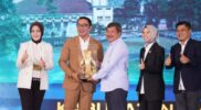 Bupati Garut, Rudy Gunawan menerima penghargaan PPD Tahun 2023 dalam acara puncak Musyawarah Perencanaan Pembangunan (Musrenbang) Penyusunan Rencana Kerja Pemerintah Daerah (RKPD) Provinsi Jawa Barat Tahun 2024, di Ballroom The Trans Luxury Hotel, Kota Bandung, Selasa (21/3/2023). (Foto: Deni Seftiana/ Diskominfo Garut)