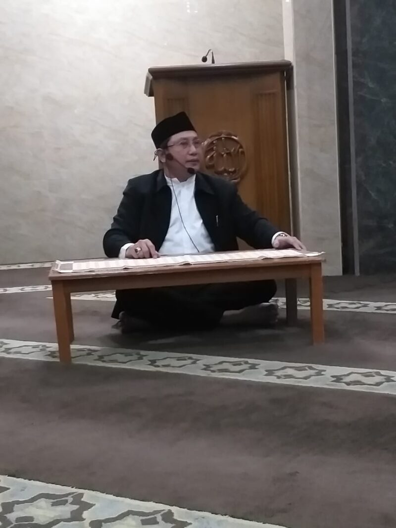 PENA GARUT-Dalam rangka mengisi dan memakmurkan Masjid pada bulan Ramadhan 1444 H, Majelis Pimpinan Cabang Forum Silaturahmi Ta’mir Masjid dan Musholla Indonesia (FAHMI TAMAMI) Kab. Garut menggelar KIRAB (Kajian Islam Ramadhan Berkah) yang di gelar setiap hari Minggu dengan menghadirkan tokoh masyarakat, alim ulama dan tokoh publik, kegiatannya tersebut dilaksanakan di Masjid Daarut Taubah (Sekretariat FAHMI TAMAMI) Jl. Jenderal Sudirman No. 4b Suci Kab.Garut. Minggu (26/03/23).