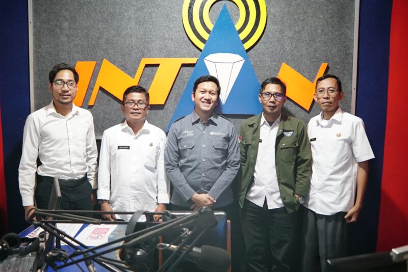 Pelaksanaan Talkshow FOKUS Volume 4 bersama BPJS Ketenagakerjaan Kabupaten Garut di Radio Intan Garut, Jalan Patriot, Kecamatan Tarogong Kidul, Kabupaten Garut, Rabu (29/3/2023). (Foto : Bagus Syah Putra dan Muhamad Azi Zulhakim/Diskominfo Garut).