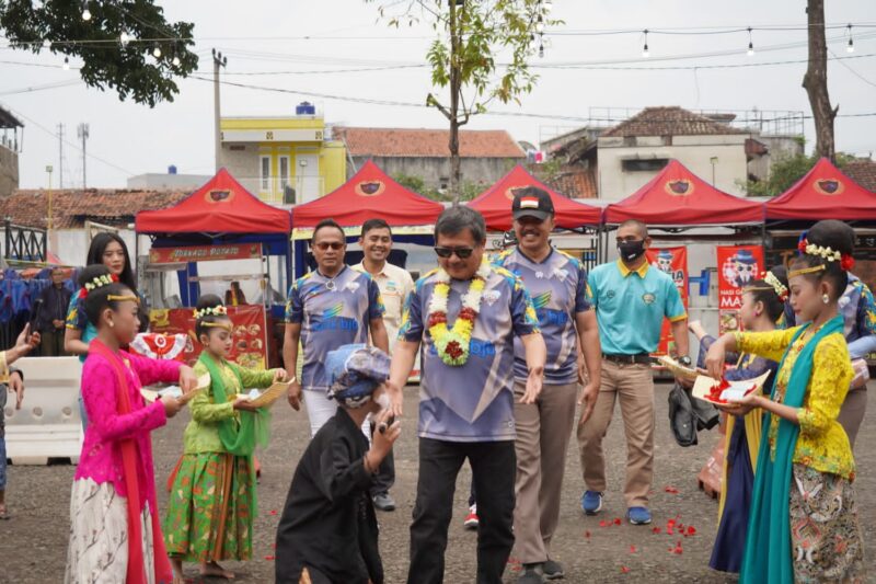 Bupati Garut, Rudy Gunawan membuka secara langsung Kompetisi Sepak Bola Piala Bupati Garut U-40 yang dilaksanakan di Lapang Sepak Bola Gelora Merdeka Kerkhof, Jalan Merdeka, Kecamatan Tarogong Kidul, Kabupaten Garut, Selasa (28/3/2023). (Foto: Deni Seftiana/ M Azi Zulhakim/ Ilham Kautsar/ Moch Ahdiansyah/ Diskominfo Garut)