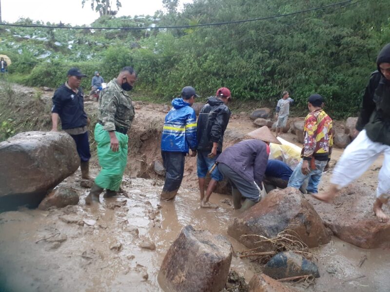 Warga beserta aparat setempat melakukan pembersihan material banjir di lokasi kejadian tepatnya di Kampung Rumah Peuteuy, Desa Mekarmulya, Kecamatan Talegong, Kabupaten Garut, Rabu (29/3/2023). (Foto : Dok. Kecamatan Talegong).