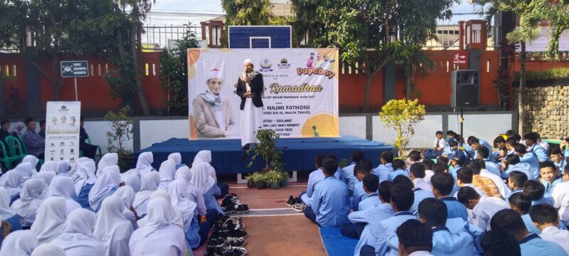 Dewan syari'ah Al Malik Ustadz.M Najmi Fathoni saat memberikan Tausiyah kepada siswa SMP 2 Garut. ( Poto / Ihsan)