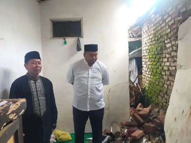 PENA GARUT-Tepat di hari raya idul Fitri 1 Syawal 1444 Hijriah, Sabtu tanggal 22 April 2023, Anggota DPRD Garut dari Fraksi PDI-Perjuangan Yudha Puja Turnawan, didampingi pak Yuyu Kepala Desa Sindangratu dan PAC PDI Perjuangan Wanaraja menengok pak Supriyatna dan ibu Tini yang sebagian dinding rumahnya rubuh di malam takbiran Jumat (21/04) di kampung Ciamana RT 01 RW 01 Desa Sindangratu Kecamatan Wanaraja. kabupaten Garut Jawa Barat.