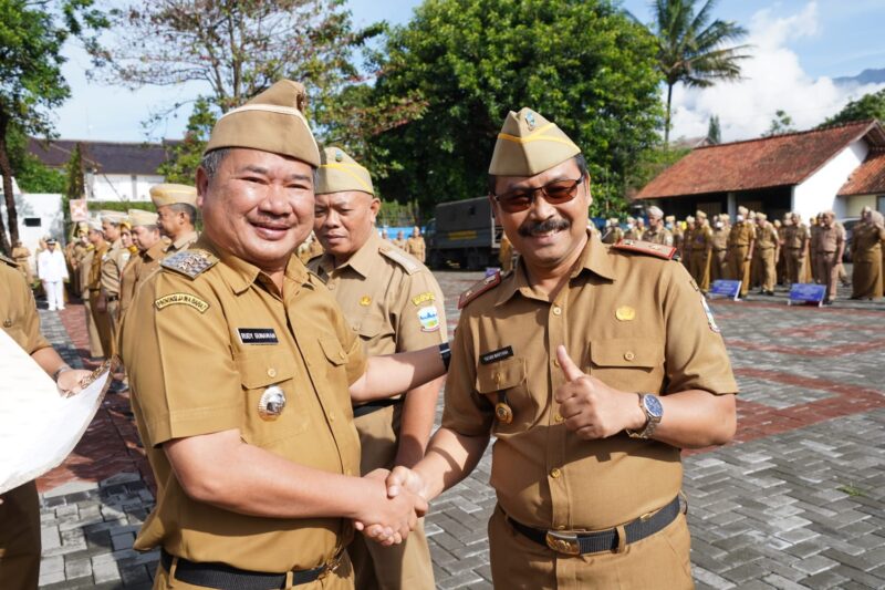 Pelaksanaan Apel Gabungan yang dilaksanakan di Lapangan Sekretariat Daerah (Setda) Kabupaten Garut, Jalan Pembangunan, Kecamatan Tarogong Kidul, Kabupaten Garut, Senin (03/04/2023). (Foto : M. Azi Zulhakim, Deni Seftiana & Bagus Syah Putra/Diskominfo Garut).