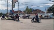 Bupati Garut, Rudy Gunawan memberikan tanggapan terkait pemberian kompensasi kepada kusir delman di Ruang Pamengkang, Kecamatan Garut Kota, Kabupaten Garut, Senin (4/4/2023), dan potret kusir delman yang "mangkal" di area pertigaan jalan Rancabango, Kecamatan Tarogong Kaler, Kabupaten Garut, Selasa (4/4/2023). (Foto/Video: Deni Seftiana/ Muhamad Azi Zulhakim/Diskominfo Garut)