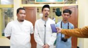 Ketua BAZNAS Kabupaten Garut, Abdullah Effendi, saat diwawancarai usai pelaksanaan tarawih keliling (tarling) di Masjid Agung Wanaraja, Kecamatan Wanaraja, Kabupaten Garut, Rabu malam (6/4/2023). (Foto: M Azi Zulhakim/ Diskominfo Garut)