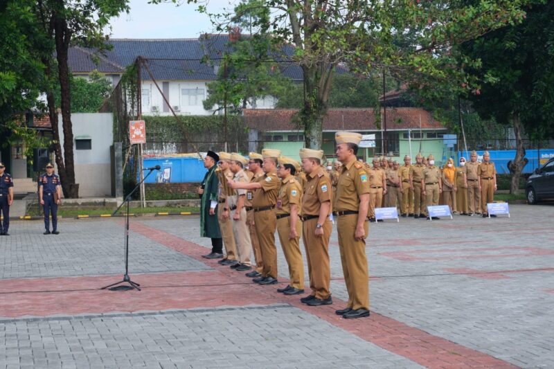 Pelaksanaan pelantikan JPTP dan apel gabungan terbatas di Lapangan Sekretariat Daerah (Setda), Jalan Pembangunan, Kecamatan Tarogong Kidul, Kabupaten Garut, Senin (10/4/2023). (Foto: Deni Seftiana/ Febri Noptageri/ Diskominfo Garut)