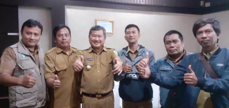 PENA GARUT -Tarogong Kidul, FHKG ( Forum Honorer Kabupaten Garut), Berkesempatan Bertemu dengan Bupati Garut di kantornya, dalam kesepatan tersebut FHKG disambut baik oleh orang no 1 dikabupaten Garut, selain itu pengurus FHKG juga berkesempatan bertemu dengan Sekertaris daerah didampingi oleh Kepala Badan Kepegawaian, (Garut, senin 10 April 2023). 