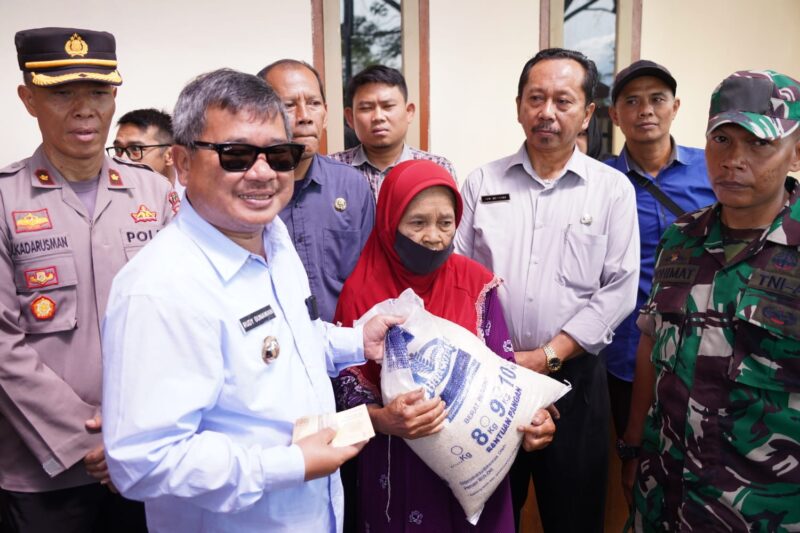 Bupati Garut, Rudy Gunawan, menyerahkan secara simbolis bantuan beras kepada warga Desa Sukabakti, Kecamatan Tarogong Kidul, Kabupaten Garut, Selasa (11/04/2023). (Foto : Deni Seftiana, Febri Noptageri, & M. Azi Zulhakim/Diskominfo Garut).