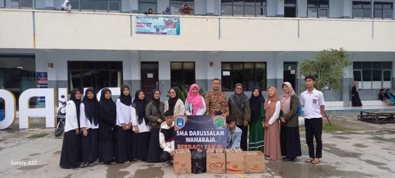 Siswa SMA Darussalam Poto bersama sebelum membagikan takjil gratis kepada Masyarakat.( Poto Devi Firmansyah).