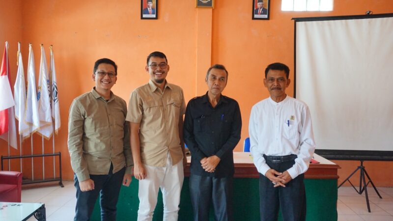 BPJS Ketenagakerjaan Garut memberikan secara simbolis santunan kematian perangkat desa Limbangan Tengah yang dilaksanakan di Kantor Desa Limbangan Tengah, Kecamatan Limbangan, Kabupaten Garut, Rabu (12/4/2023). (Foto: Moch Ahdiansyah/ Ilham Kautsar/ Diskominfo Garut)