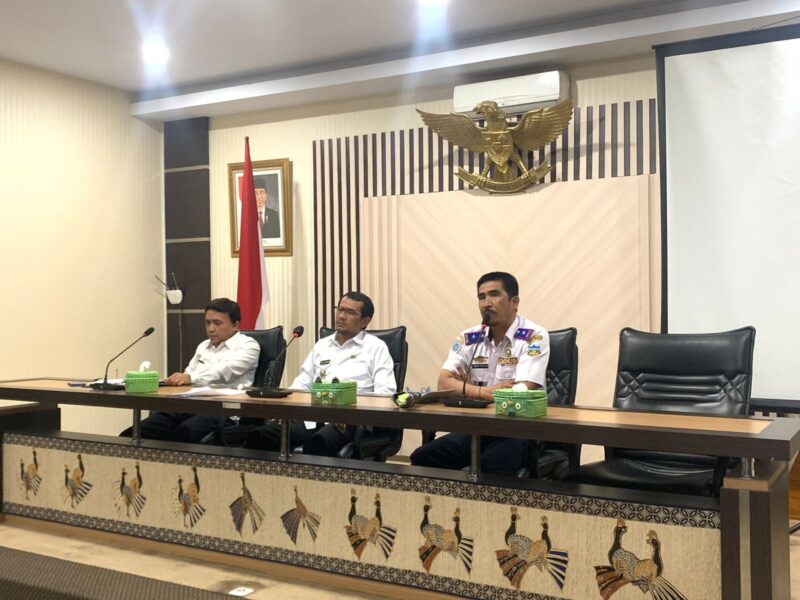 Wakil Bupati Garut, dr. Helmi Budiman memimpin rapat terkait persiapan pelayanan wisatawan pada hari libur Idulfitri 1444 Hijriah yang dilaksanakan di Ruang Rapat Sekretariat Daerah (Setda) Garut, Jalan Pembangunan, Kecamatan Garut Kota, Kabupaten Garut, Rabu (12/4/2023). (Foto: Rahmatillah Ramadhani/ Nindi Nurdiyanti/ Diskominfo Garut)